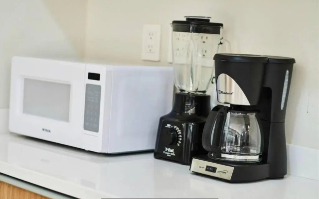 2 Bedroom apartment with 2 Pools, Wifi & GYM