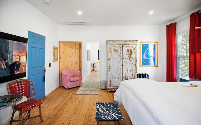 Metro Hotel and Cafe