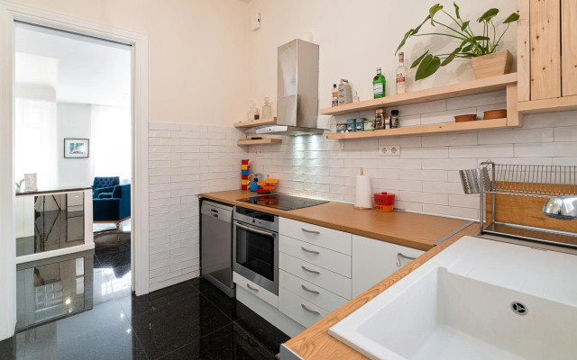 Spacious & Artistic Retro 2 Bedrooms Apt + SAUNA