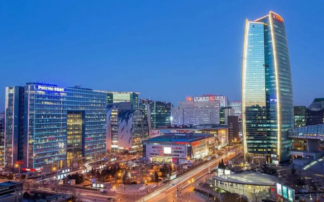 James Joyce Coffetel·Renmin University Metro Station