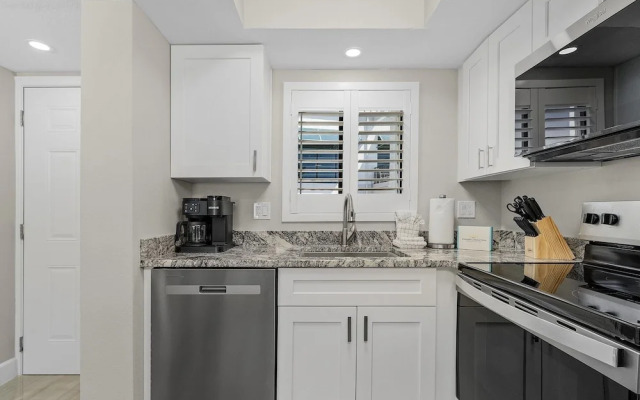 Seaside 101: Oceanview 2br/2ba Condo With Pool, Steps To Beach 2 Bedroom Condo