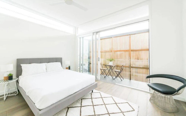 BB56 Bright and Breezy Bondi Beach House