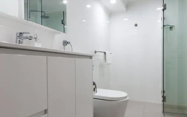 New Modern Apartment in Central Location
