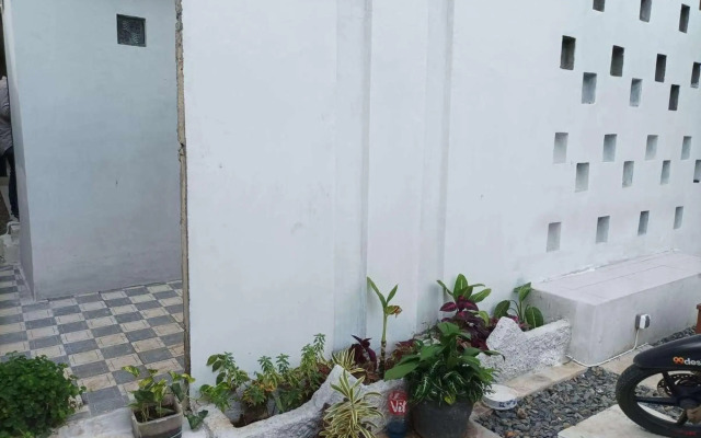 RedDoorz near Stasiun Batang