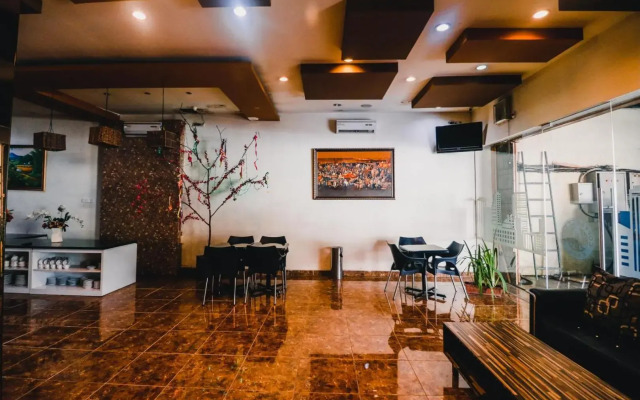 RedDoorz Plus near Sultan Hasanuddin Airport