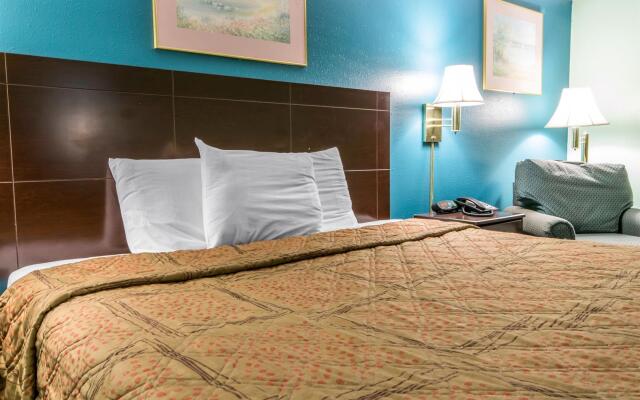 Econo Lodge Inn & Suites