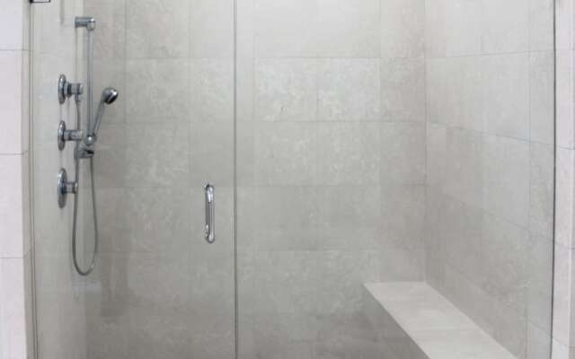 Whar305x 2 Bedroom Condo