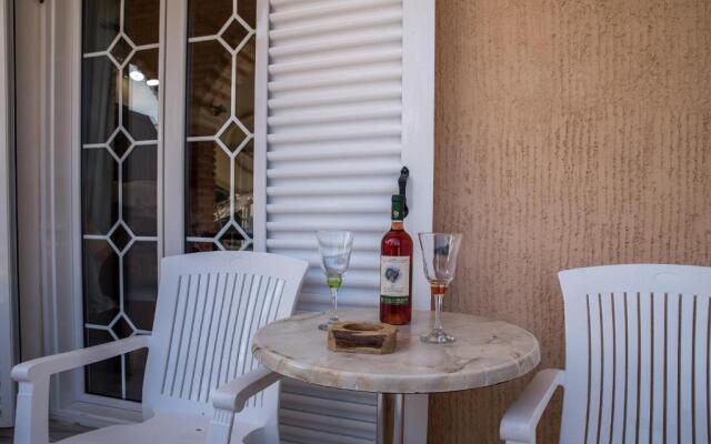 Paradise Bar Luxury Apartments