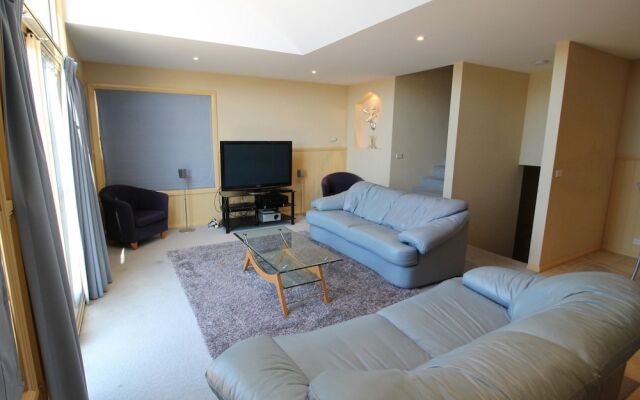 Torino 3 - Lake Jindabyne & Snowy Mountain Views