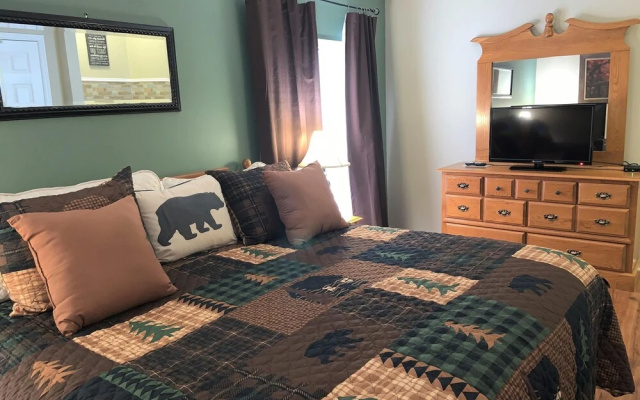 201 Colonial Crest Pigeon Forge Retreat
