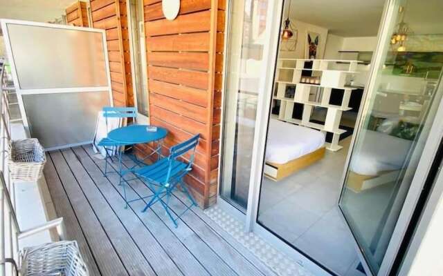 Large Studio in Center with Terrace