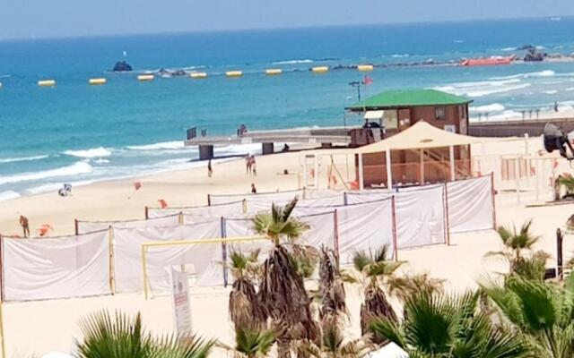 Beachfront Apartment Bat Yam 613
