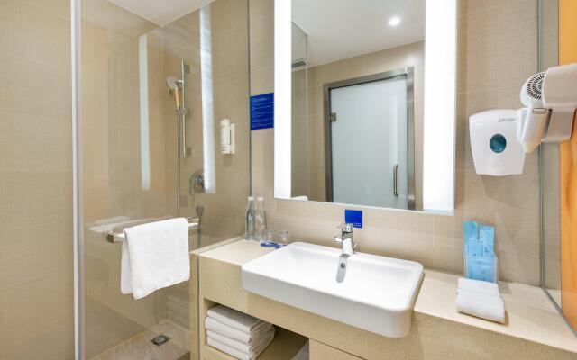 Holiday Inn Express Shanghai Zhenping, an IHG Hotel