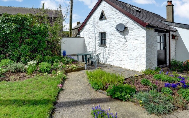 Picturesque Holiday Home in Bwlch-y-groes With Garden