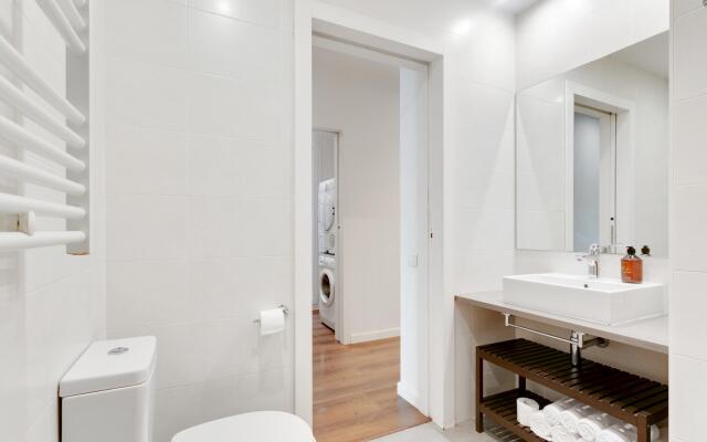 Condal in Barcelona with 3 bedrooms and 2 bathrooms