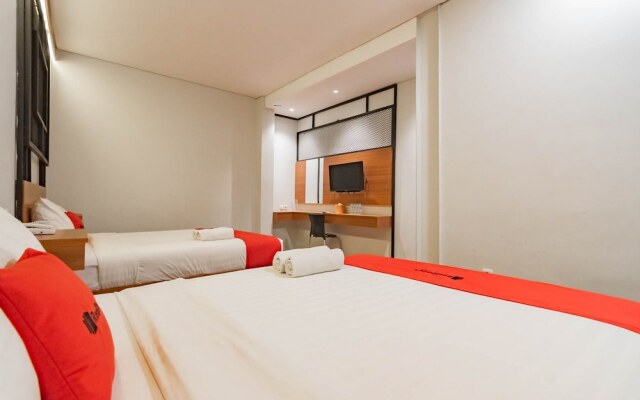 RedDoorz Plus @ Doorman Guest House