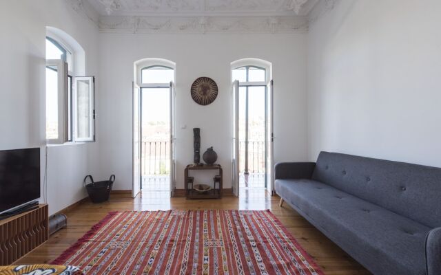 Bright and Airy Apt with balcony by LCH