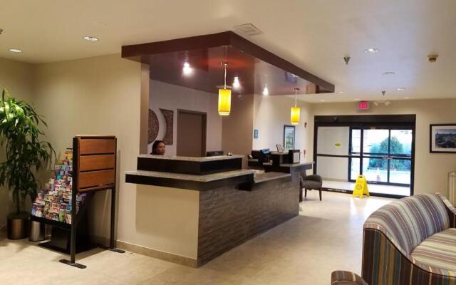 The Armada Inn & Suites Glendale Heights