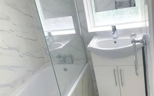 London Blissful Retreat - 4 Bedroom House