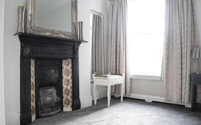 Large 2 Bedroom Garden Flat in Battersea