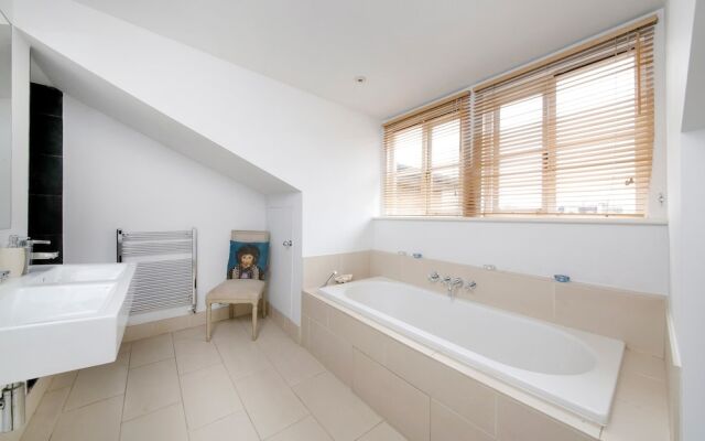3 Bedroom Notting Hill House With Balcony