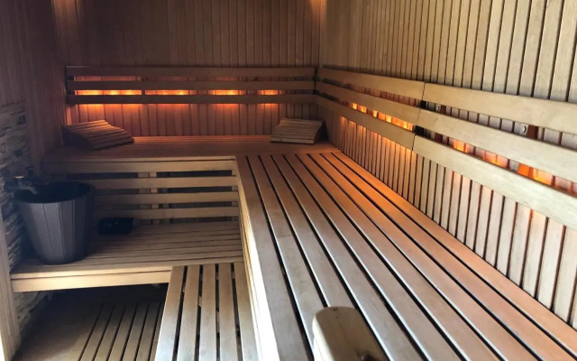 Guests house with amazing pool and sauna
