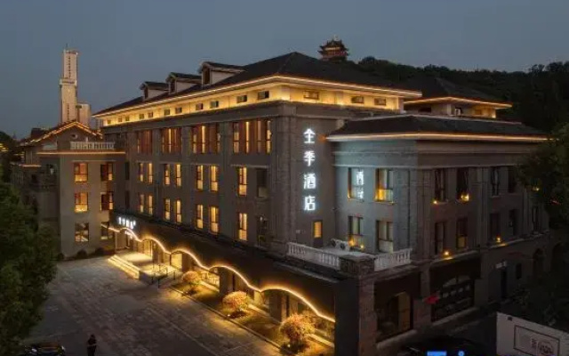 JI Hotel (North Gate of Xijindu Scenic Area, Zhenjiang)