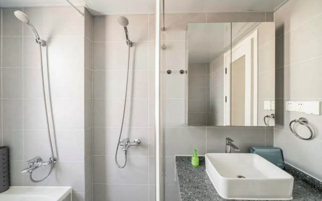 Tyms 4BR 2BA Apt Novel Garden