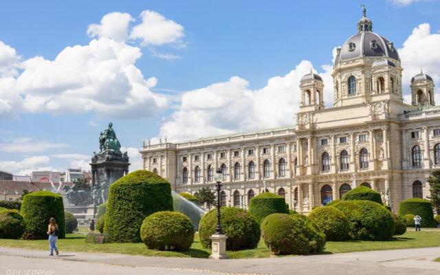 Red Monkey Vienna Apartment by ichbucheAT