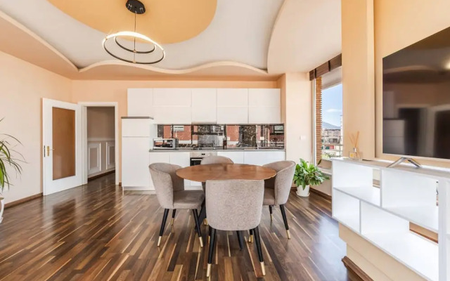 Spacious City-view Apartment Overlooking Shkod r