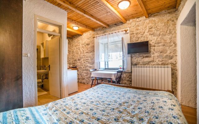 Apartments and Rooms Nela