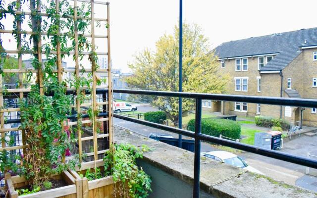 2 Bedroom Flat With Balcony in Homerton