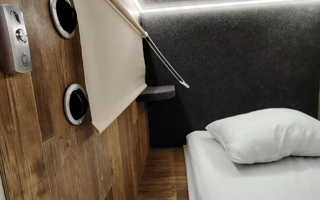 RecoRoom Capsule Hotel (RecoRum) Artyom