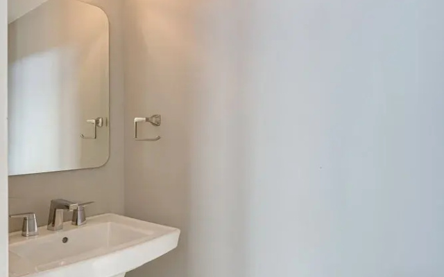 Cultured Coach - Mins to Broadway - Private Rooftop