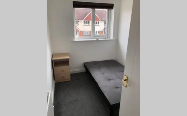 3 Bedroom house-close to Manchester airport-Free parking-private garden
