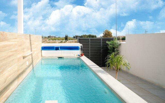 Villa With Private Pool and Whirlpool