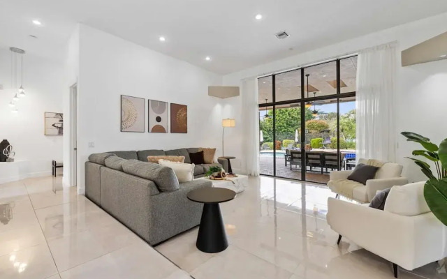 Grand 6BR Plantation Estate w/ Tennis & Pool