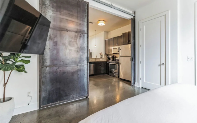 Centennial Park Condo Near Broadway Sleeps 4
