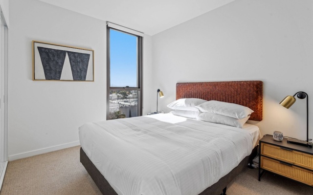 Elegant 2-bed Apartment With Expansive City Views – Guest Rooms – Melbourne