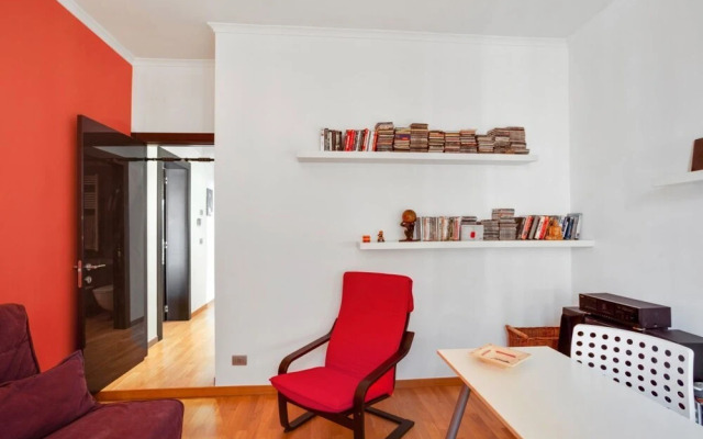 Stylish House with Hot Tub, Movies & Books