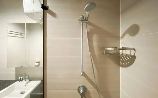 Homey Living Studio At West Vista Apartment