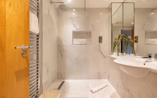 The Crystal Quarters - Modern & Bright 2BDR Apartment