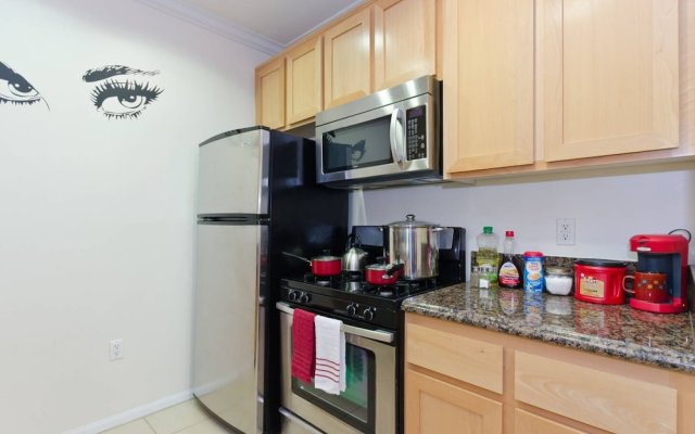 Top Downtown Location, Fast WIFI, & Free Parking! (P-1)