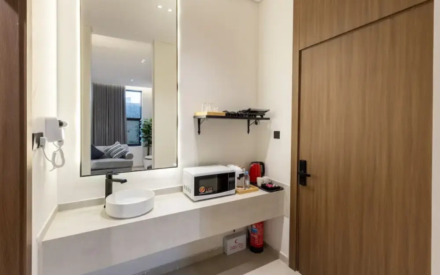 A Beautiful one BR Apartment With a Living Room