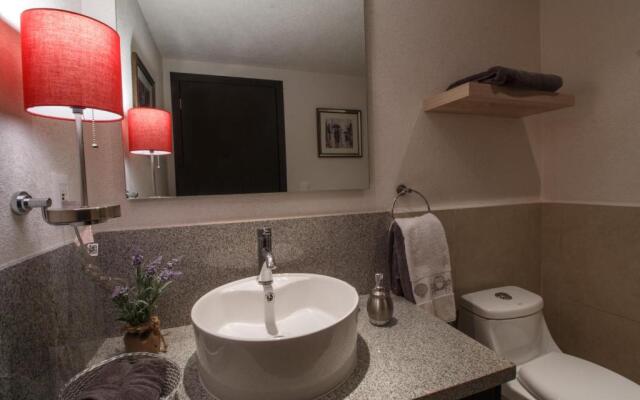 910-3000 Grand Venetian P.V.