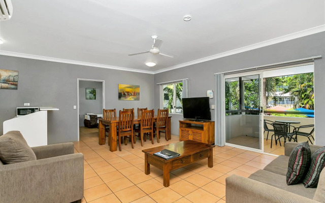 Cairns Reef Apartments & Motel
