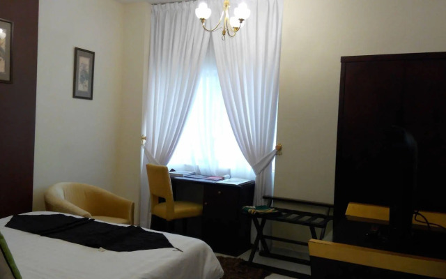 Royal Crown Hotel & Suites