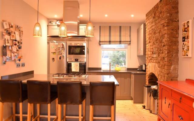 Retro 2 Bedroom Flat in Clapham