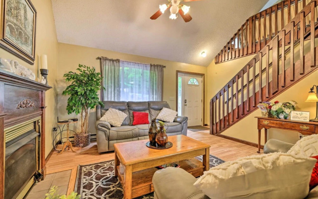 Game Room & Kayaks: Lakefront Poconos Home!