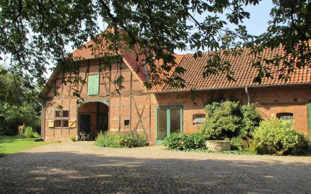 Spacious Apartment With Garden